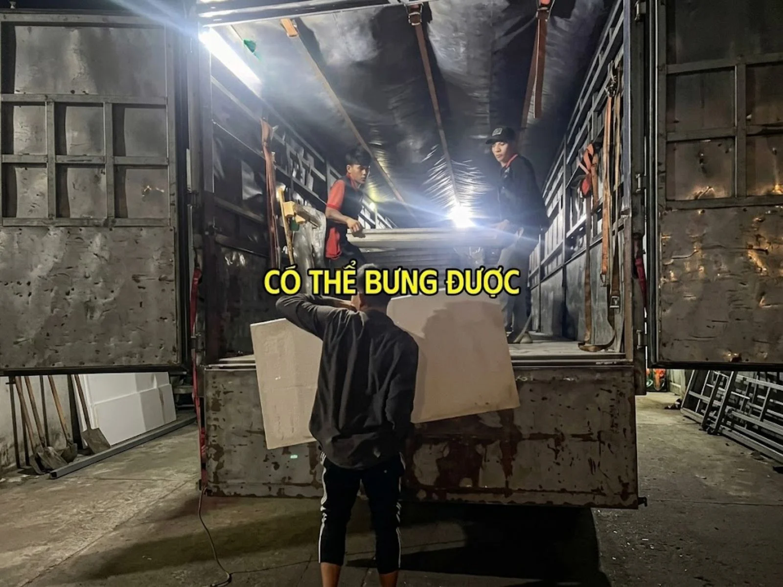 Trọng lượng nhẹ nên có thể dễ dàng bưng được