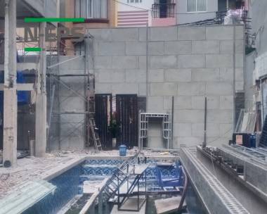 Tường chắn cao gần 6m tại Quận 1
