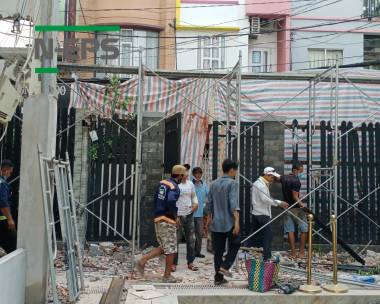 Tường chắn cao gần 6m tại Quận 1