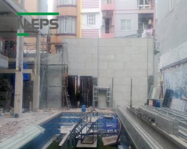 Tường chắn cao gần 6m tại Quận 1